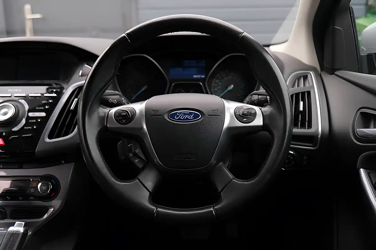 Used 2014 Ford Focus Titanium Navigator Silver - Interior and Exterior details 12