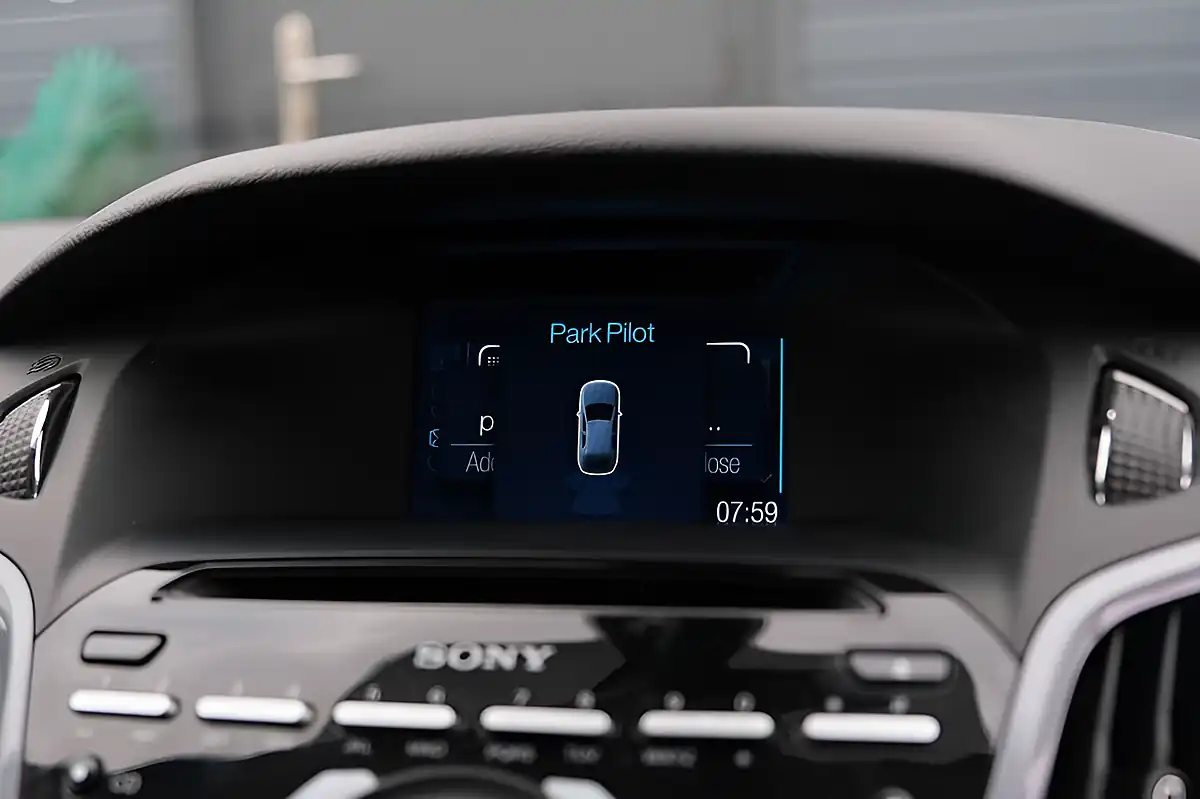 Used 2014 Ford Focus Titanium Navigator Silver - Interior and Exterior details 19