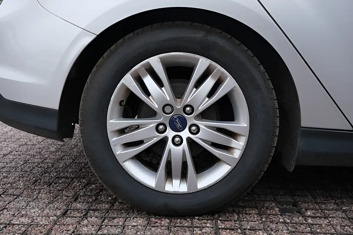 Used 2014 Ford Focus Titanium Navigator Silver - Interior and Exterior details 7
