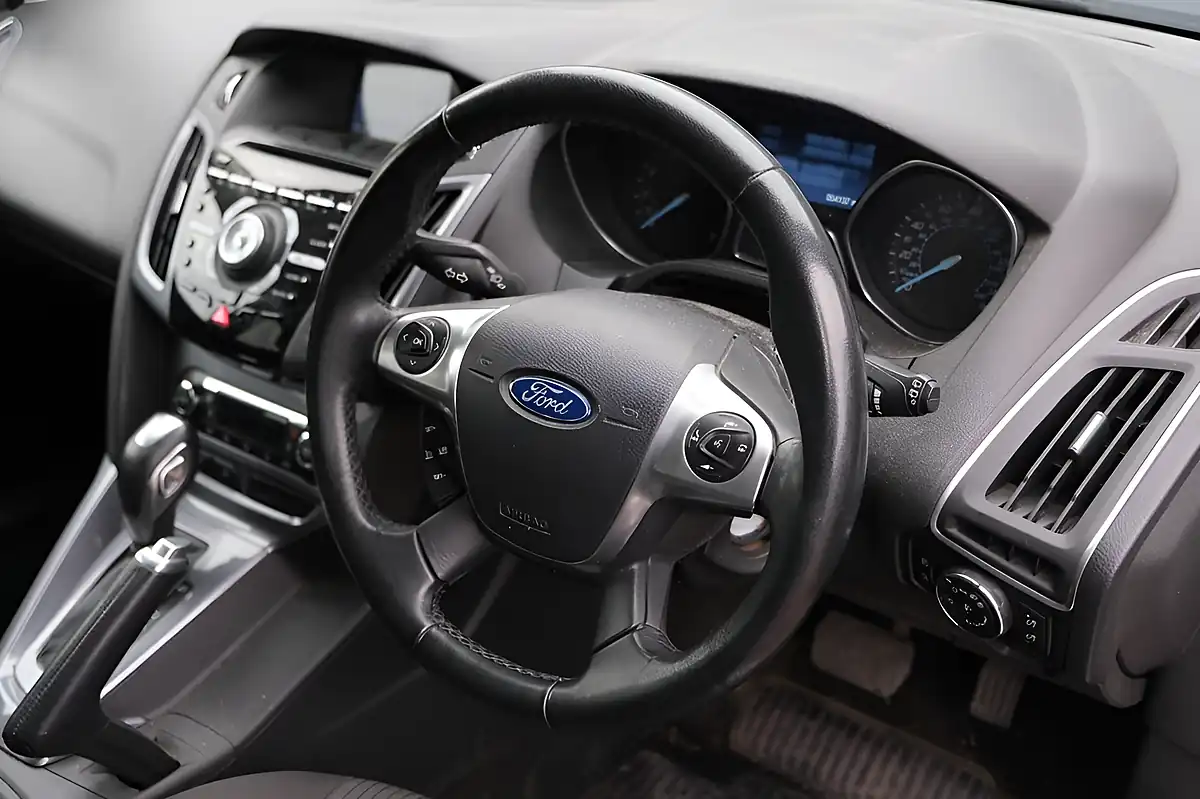 Used 2014 Ford Focus Titanium Navigator Silver - Interior and Exterior details 9