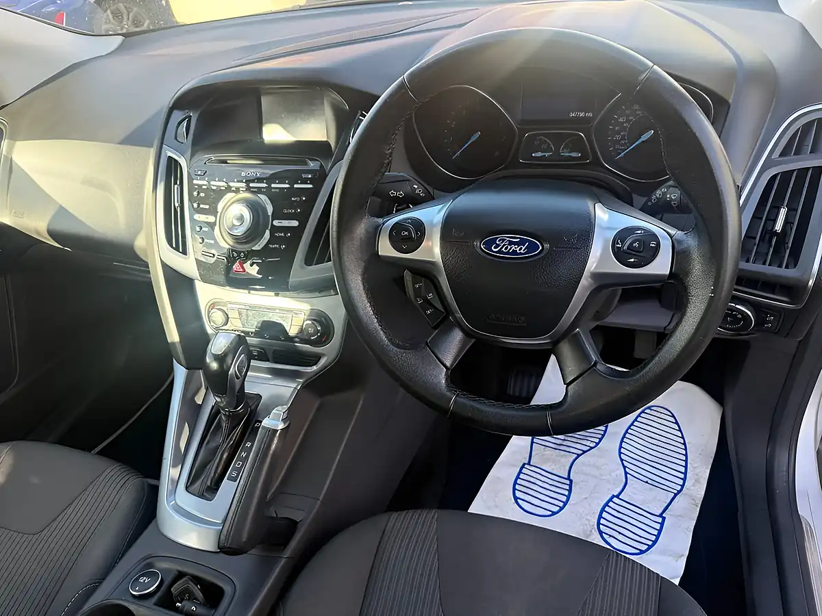 Used 2014 Ford Focus Titanium Navigator Silver - Interior and Exterior details 12