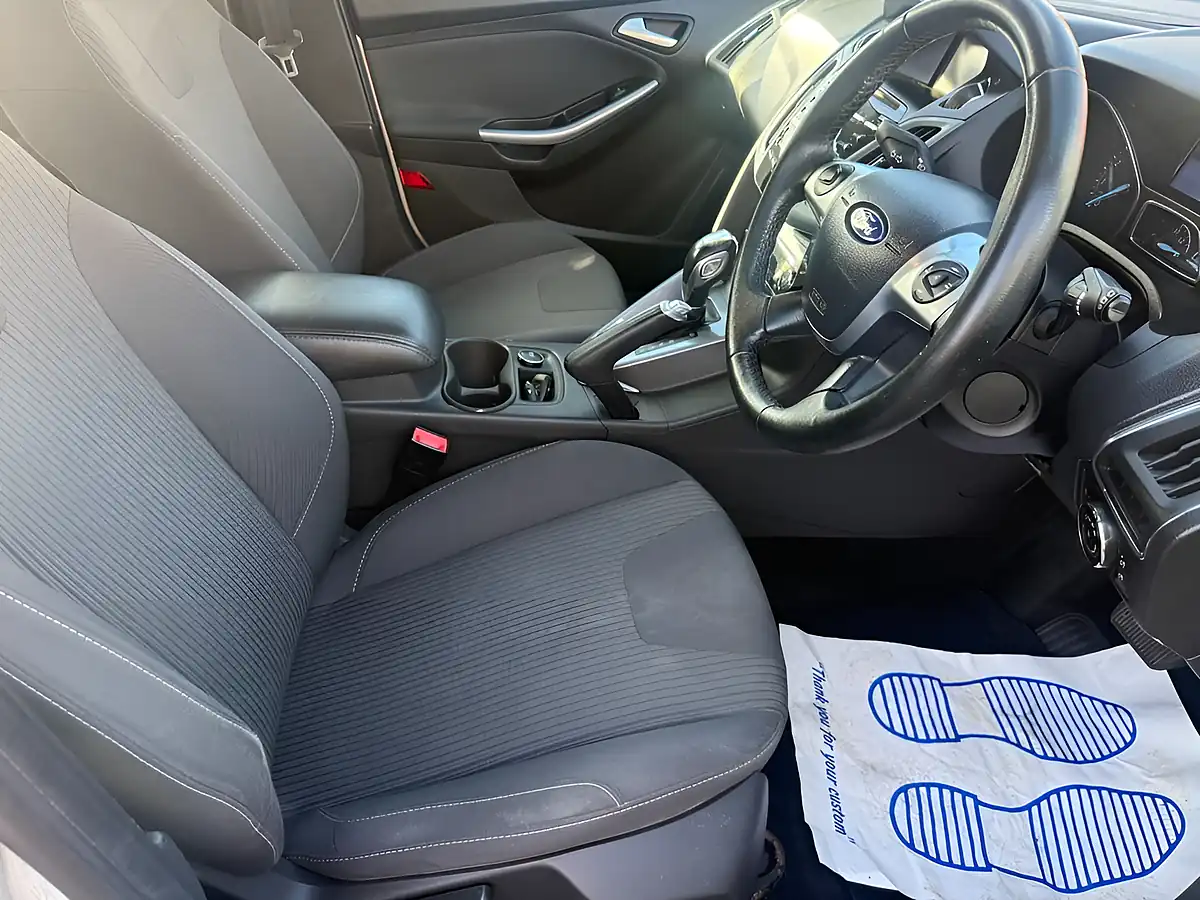 Used 2014 Ford Focus Titanium Navigator Silver - Interior and Exterior details 13