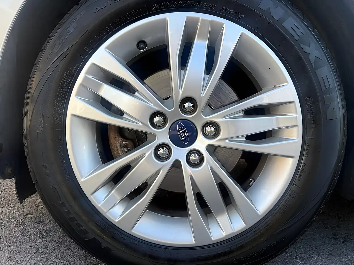 Used 2014 Ford Focus Titanium Navigator Silver - Interior and Exterior details 9