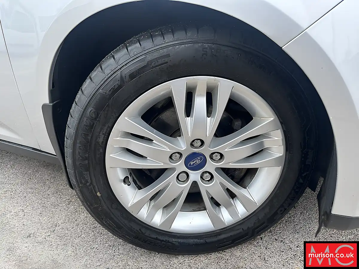 Used 2014 Ford Focus Titanium Navigator Silver Met - Interior and Exterior details 2