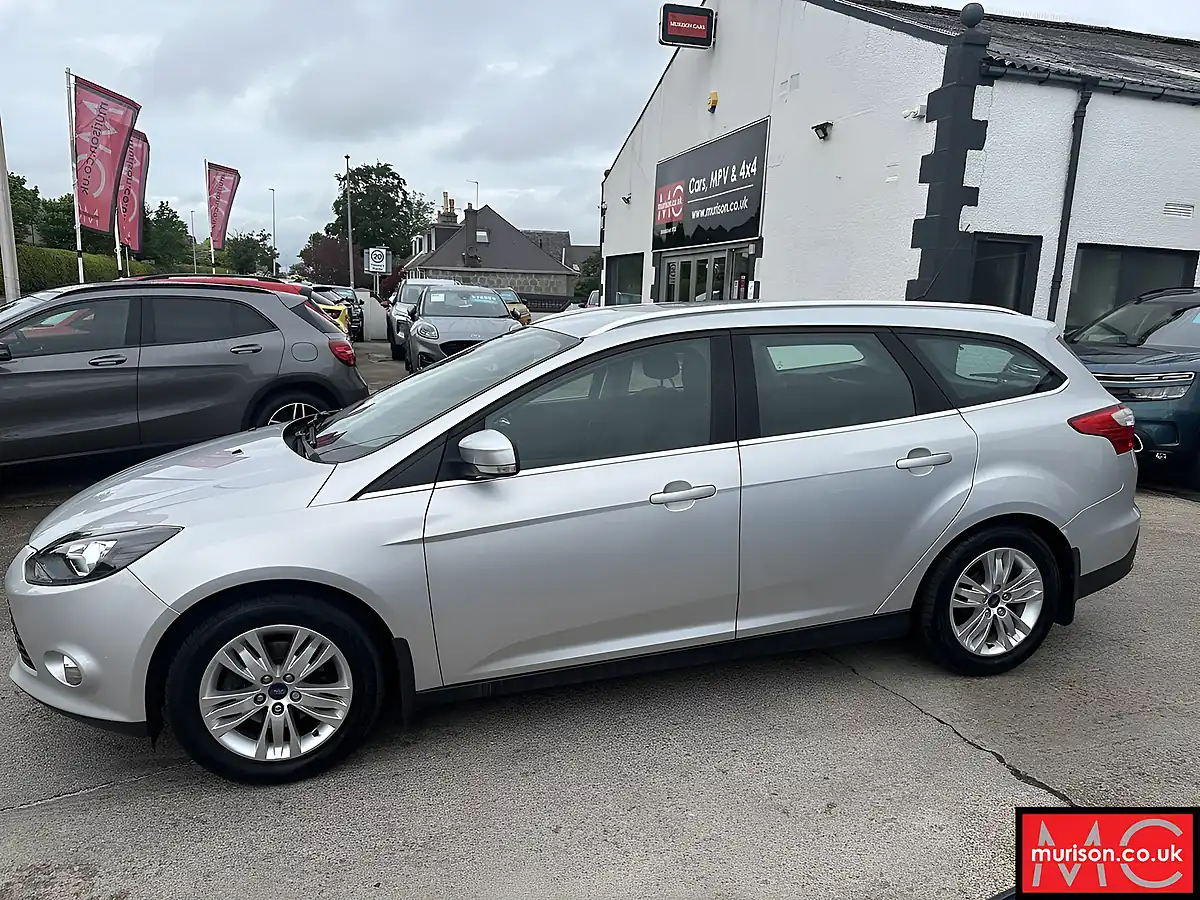 Used 2014 Ford Focus Titanium Navigator Silver Met - Interior and Exterior details 7