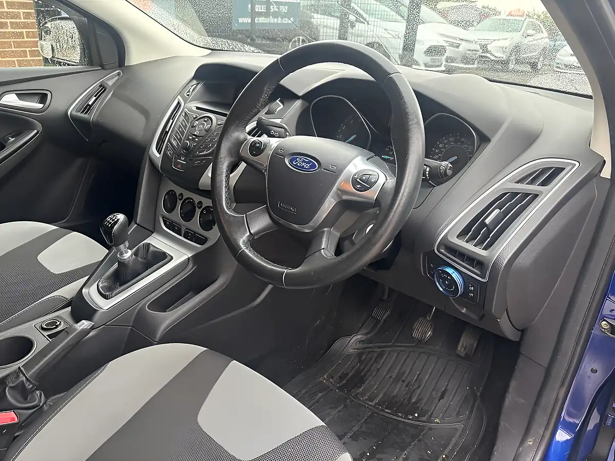 Used 2014 Ford Focus Zetec Blue - Interior and Exterior details 10