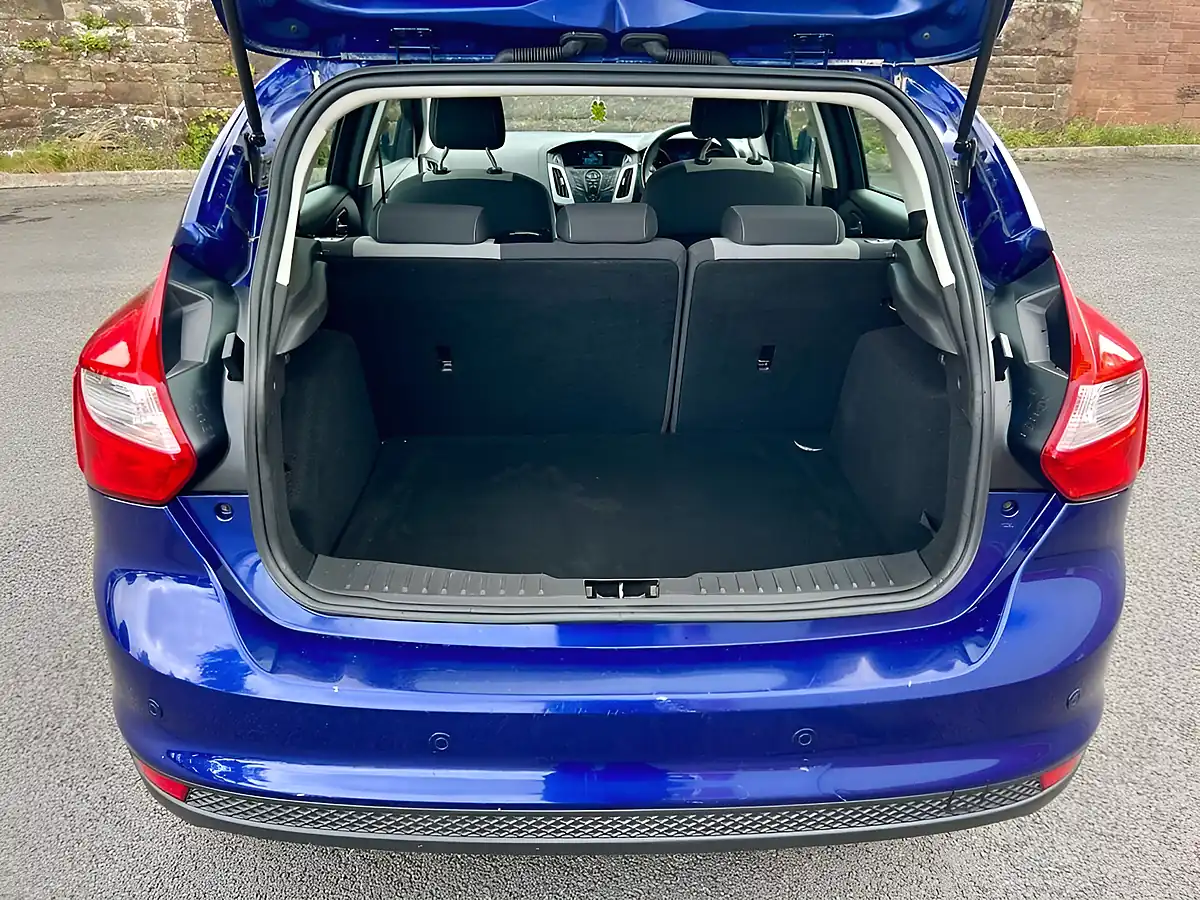 Used 2014 Ford Focus Zetec Deep Impact Blue - Interior and Exterior details 11