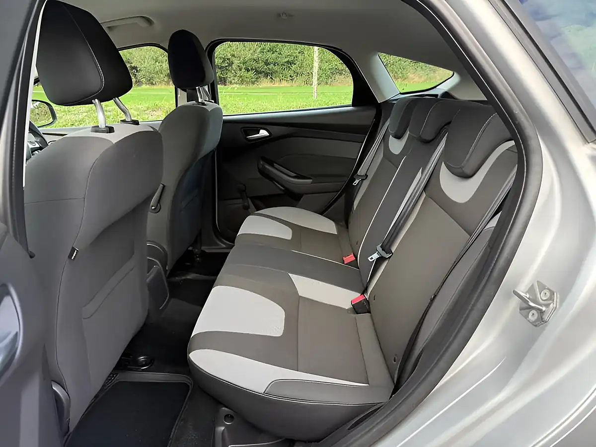 Used 2014 Ford Focus Zetec Moondust Silver - Interior and Exterior details 10