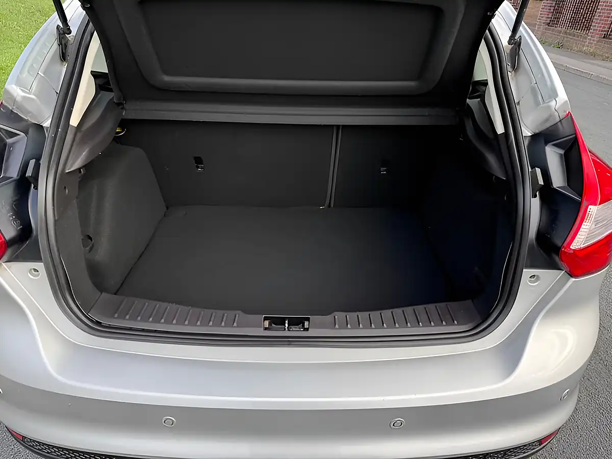 Used 2014 Ford Focus Zetec Moondust Silver - Interior and Exterior details 11