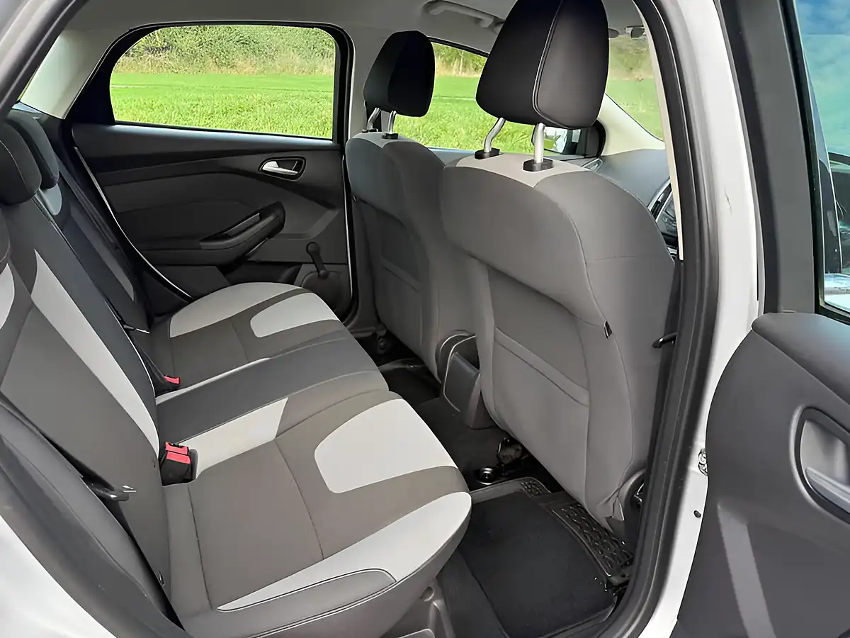 Used 2014 Ford Focus Zetec Moondust Silver - Interior and Exterior details 12