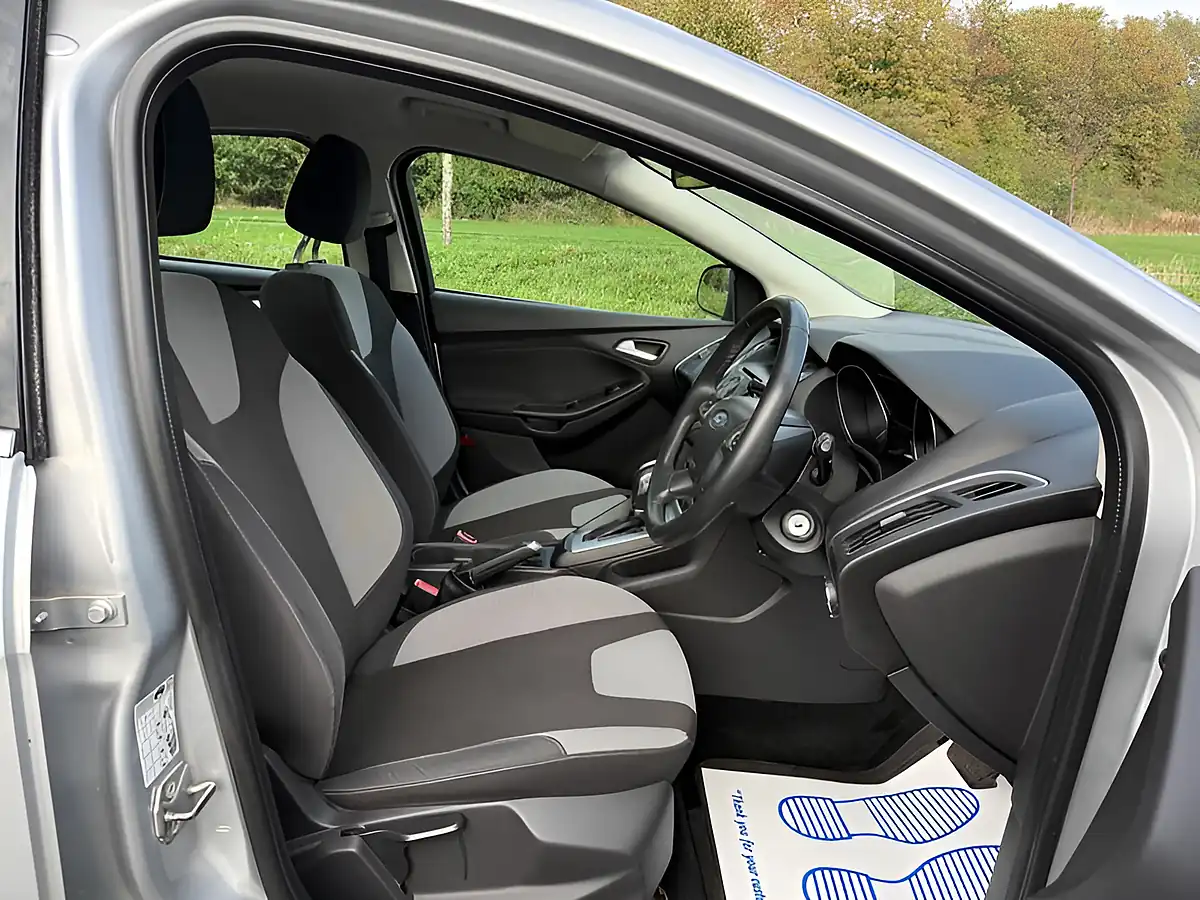 Used 2014 Ford Focus Zetec Moondust Silver - Interior and Exterior details 13