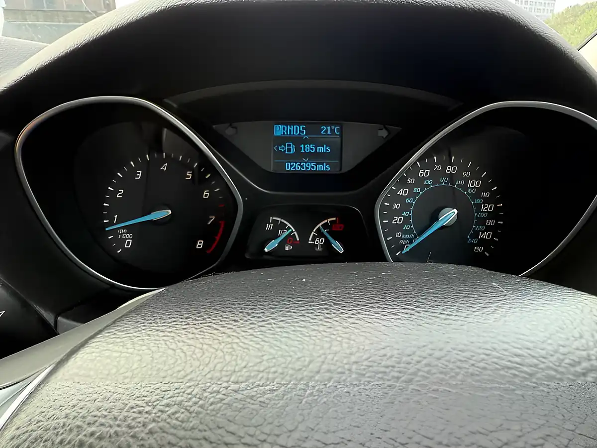 Used 2014 Ford Focus Zetec Moondust Silver - Interior and Exterior details 15