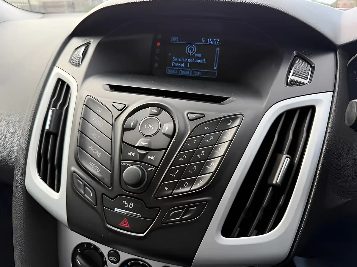 Used 2014 Ford Focus Zetec Moondust Silver - Interior and Exterior details 16