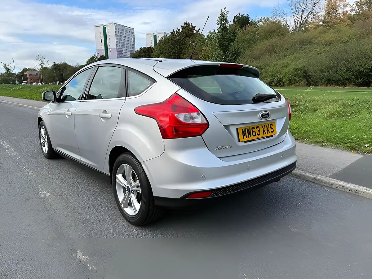 Used 2014 Ford Focus Zetec Moondust Silver - Interior and Exterior details 4