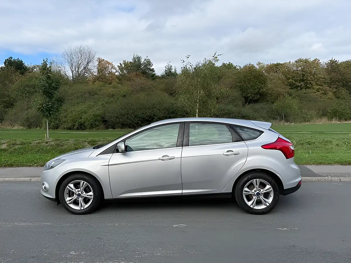 Used 2014 Ford Focus Zetec Moondust Silver - Interior and Exterior details 5