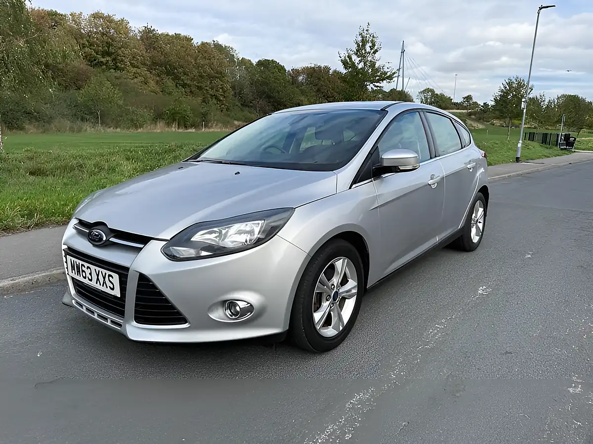 Used 2014 Ford Focus Zetec Moondust Silver - Interior and Exterior details 6