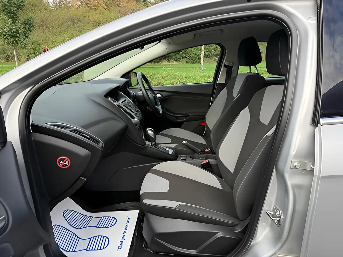 Used 2014 Ford Focus Zetec Moondust Silver - Interior and Exterior details 7