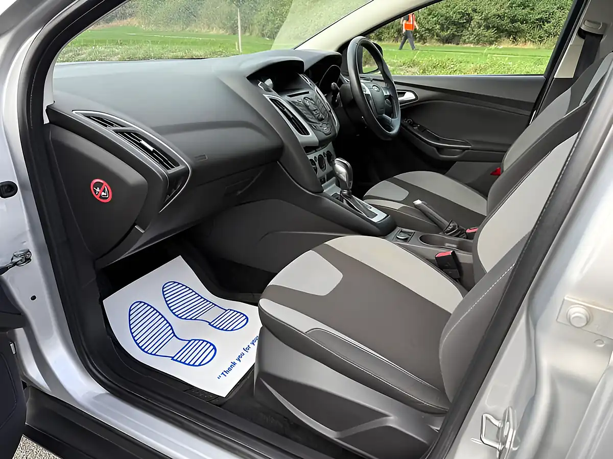 Used 2014 Ford Focus Zetec Moondust Silver - Interior and Exterior details 8