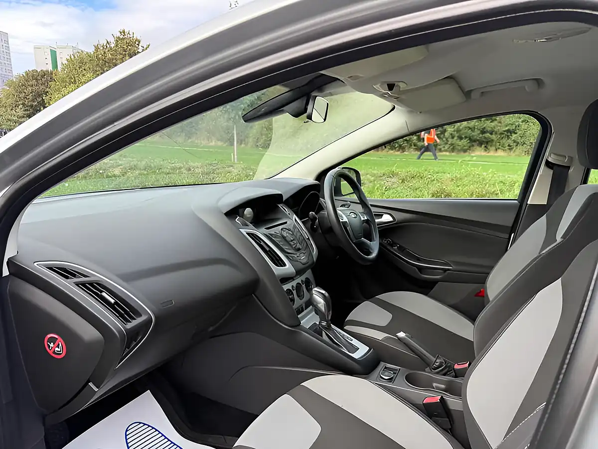 Used 2014 Ford Focus Zetec Moondust Silver - Interior and Exterior details 9