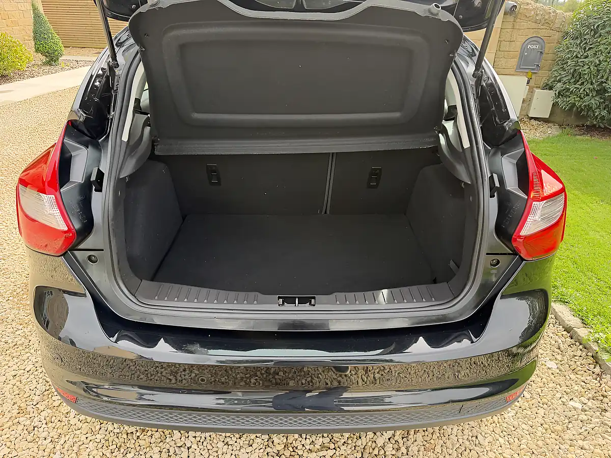 Used 2014 Ford Focus Zetec Navigator Black - Interior and Exterior details 11