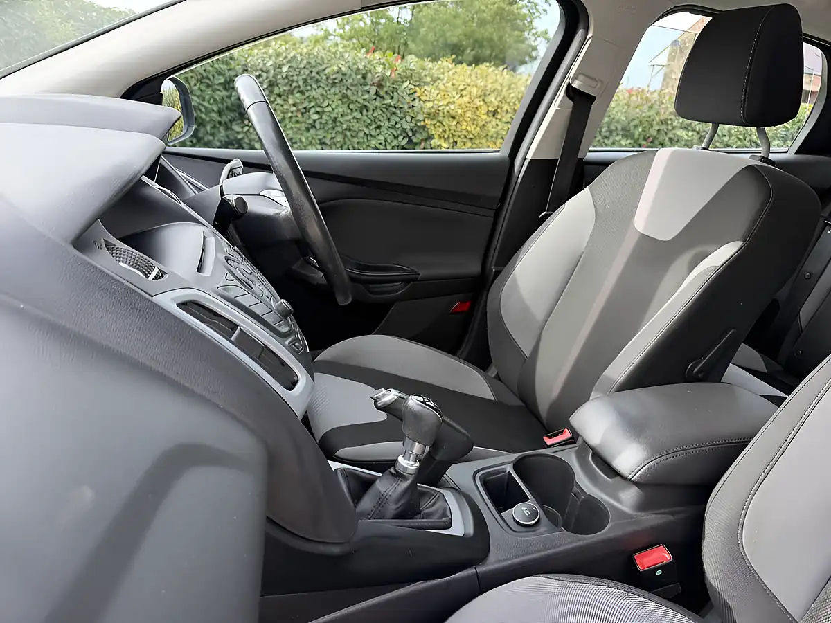 Used 2014 Ford Focus Zetec Navigator Black - Interior and Exterior details 9