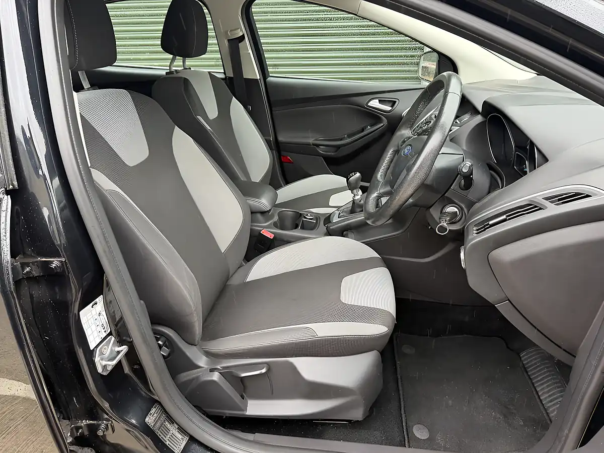 Used 2014 Ford Focus Zetec Navigator Black - Interior and Exterior details 10