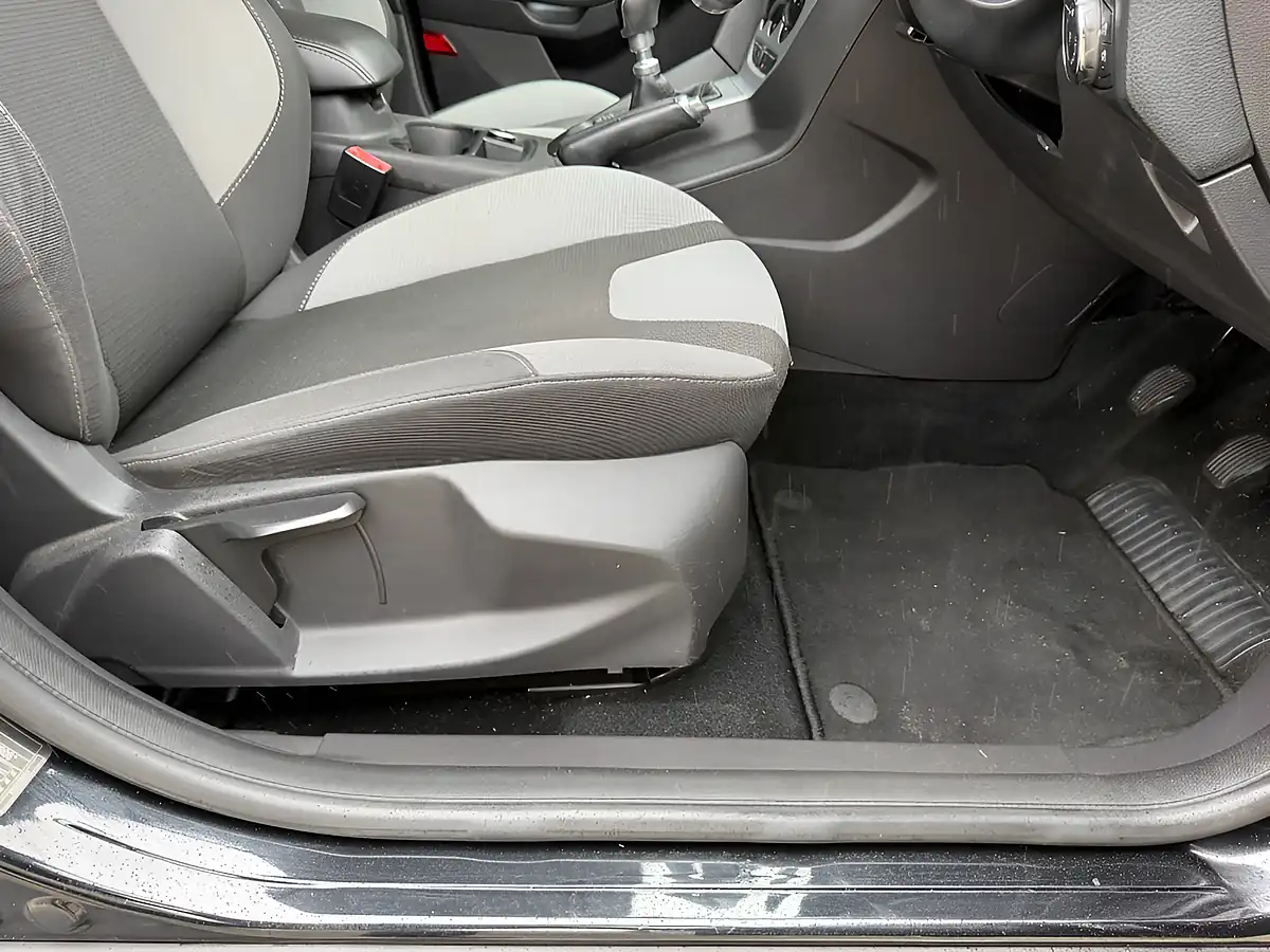 Used 2014 Ford Focus Zetec Navigator Black - Interior and Exterior details 14