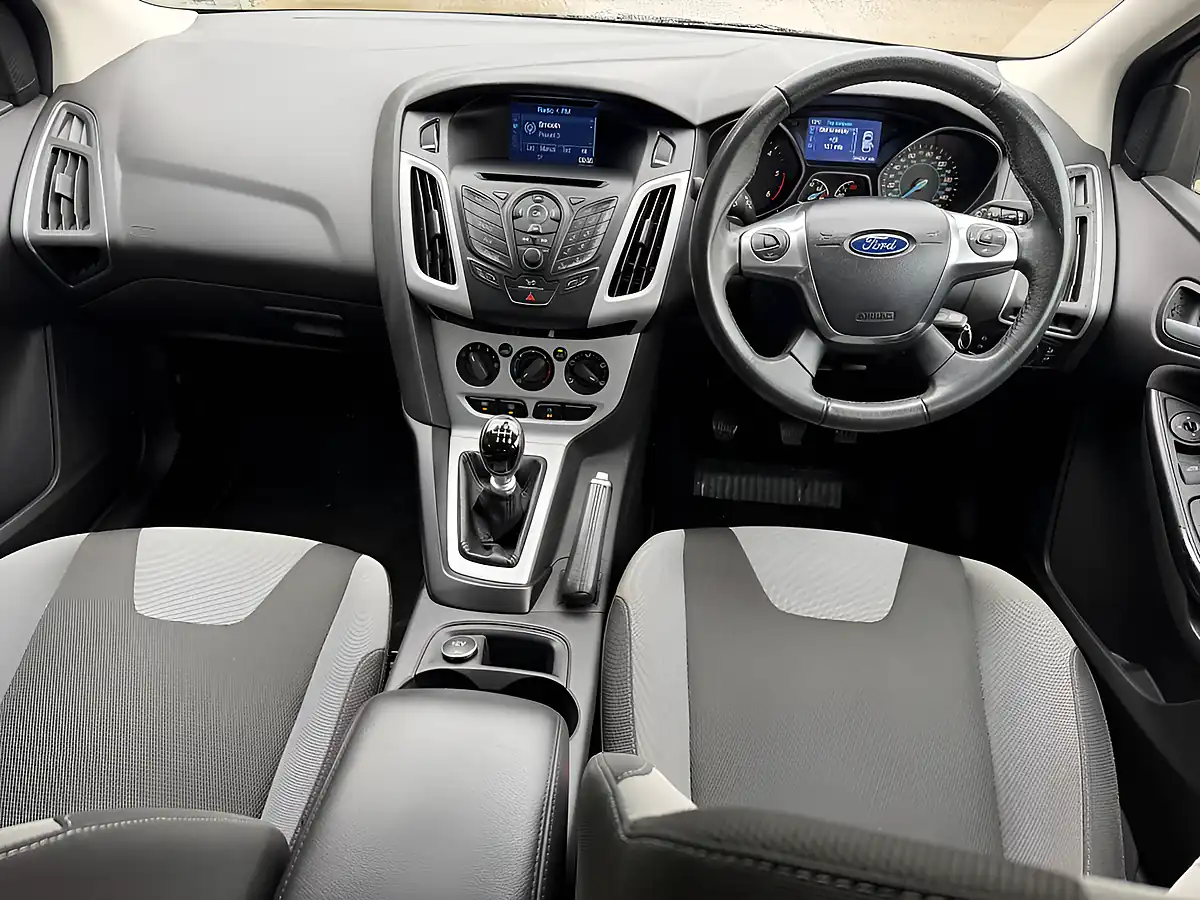 Used 2014 Ford Focus Zetec Navigator Black - Interior and Exterior details 15