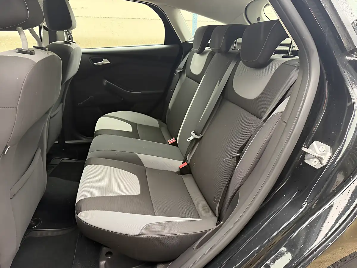 Used 2014 Ford Focus Zetec Navigator Black - Interior and Exterior details 16