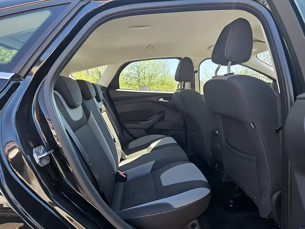 Used 2014 Ford Focus Zetec Navigator Black - Interior and Exterior details 11