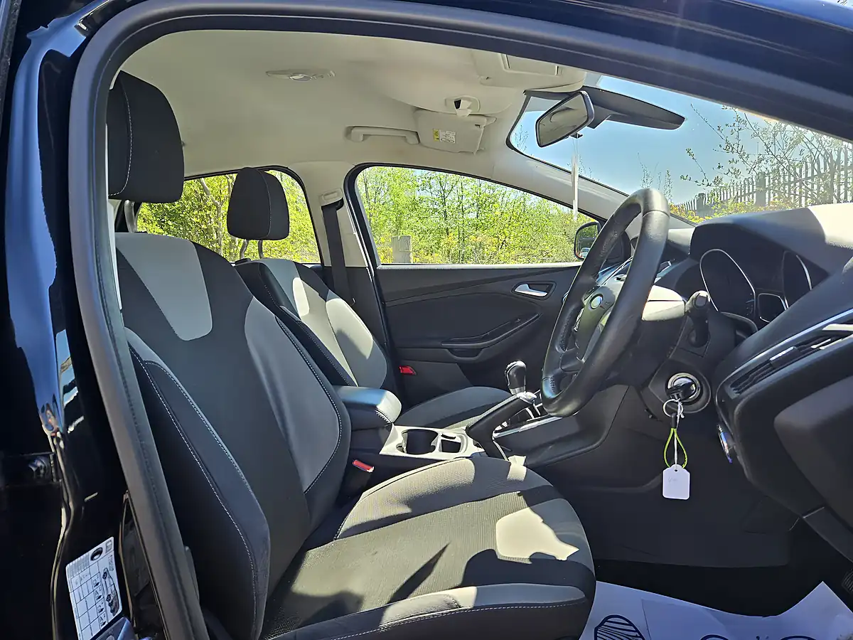 Used 2014 Ford Focus Zetec Navigator Black - Interior and Exterior details 14