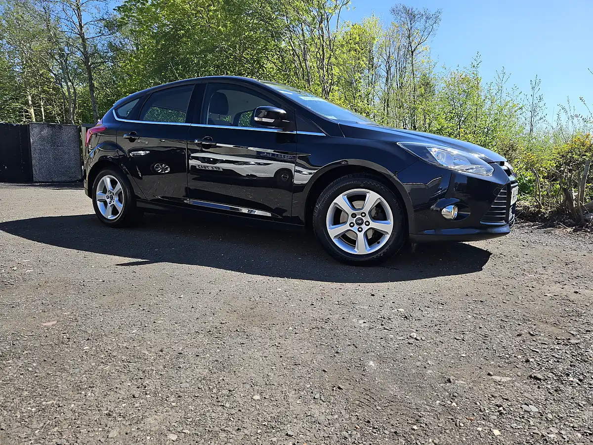 Used 2014 Ford Focus Zetec Navigator Black - Interior and Exterior details 3