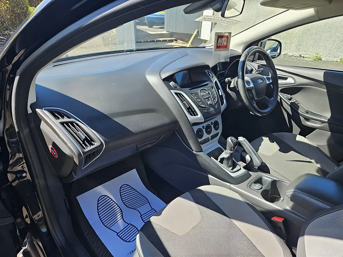 Used 2014 Ford Focus Zetec Navigator Black - Interior and Exterior details 7