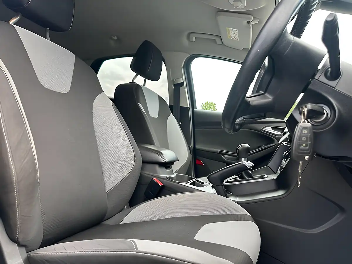 Used 2014 Ford Focus Zetec Navigator Blue - Interior and Exterior details 10