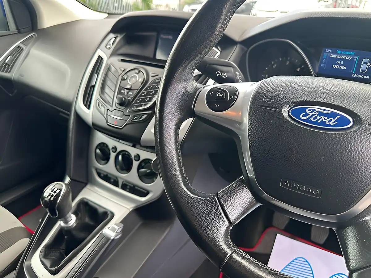 Used 2014 Ford Focus Zetec Navigator Blue - Interior and Exterior details 11