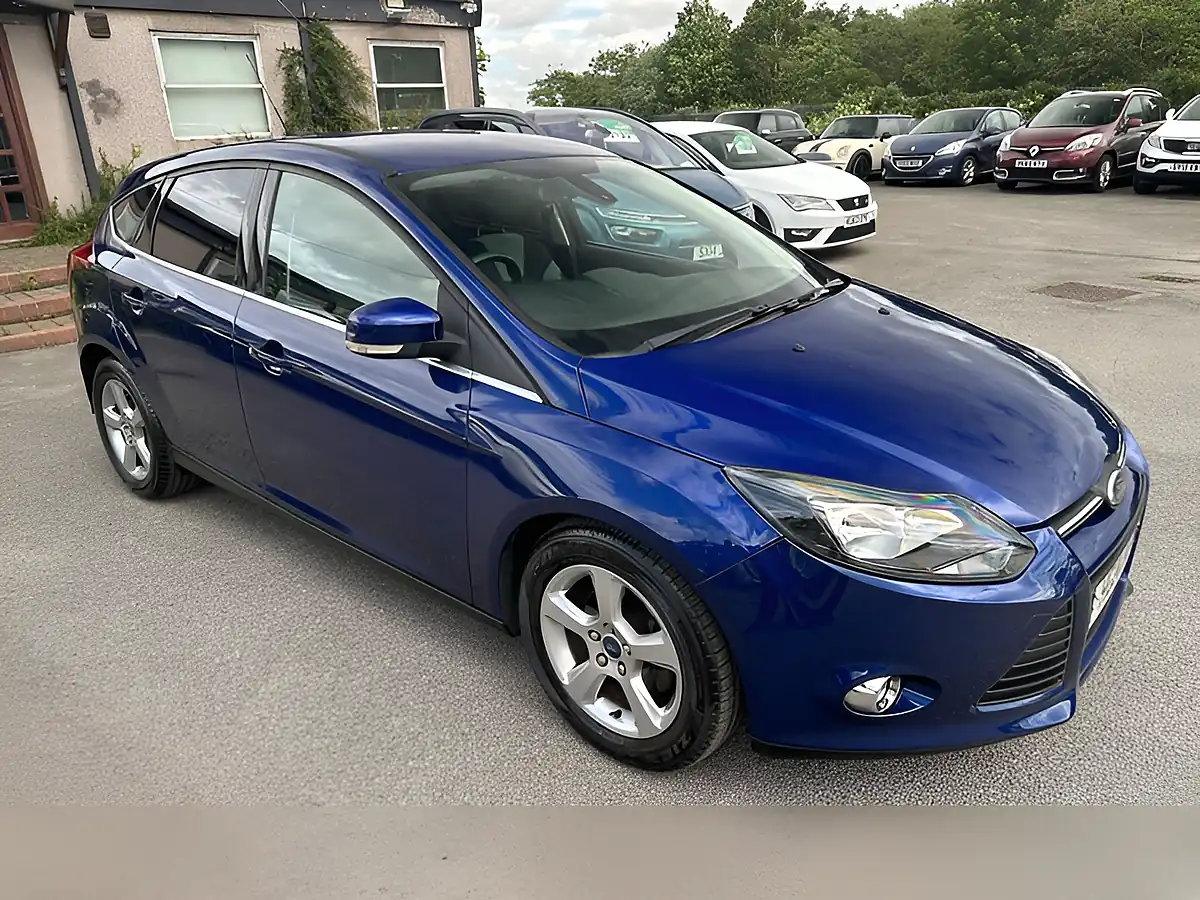 Used 2014 Ford Focus Zetec Navigator Blue - Interior and Exterior details 12