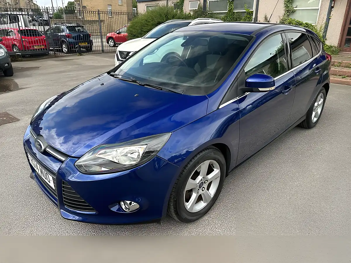 Used 2014 Ford Focus Zetec Navigator Blue - Interior and Exterior details 13