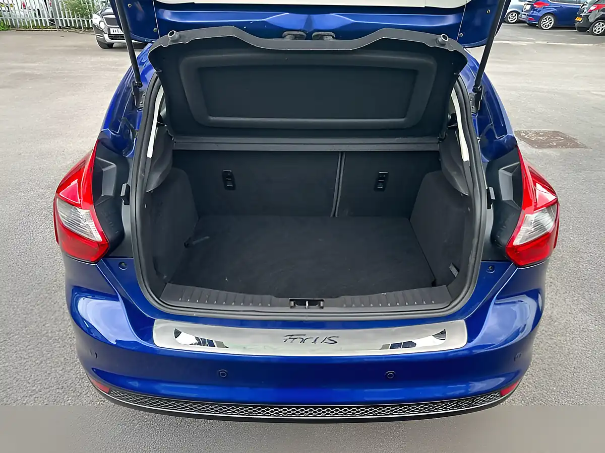 Used 2014 Ford Focus Zetec Navigator Blue - Interior and Exterior details 18