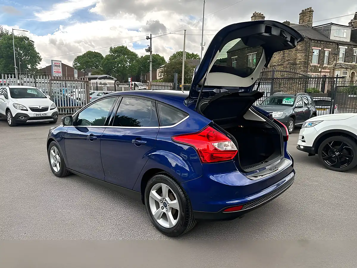 Used 2014 Ford Focus Zetec Navigator Blue - Interior and Exterior details 20