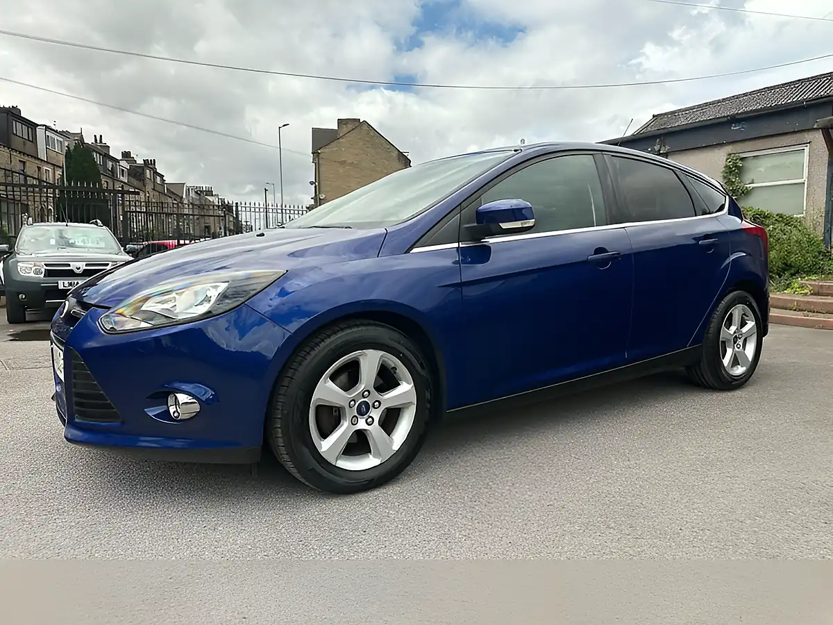 Used 2014 Ford Focus Zetec Navigator Blue - Interior and Exterior details 5