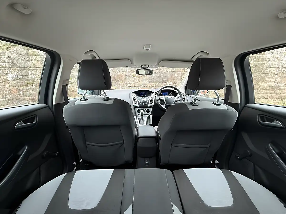 Used 2014 Ford Focus Zetec Navigator Deep Impact Blue - Interior and Exterior details 10