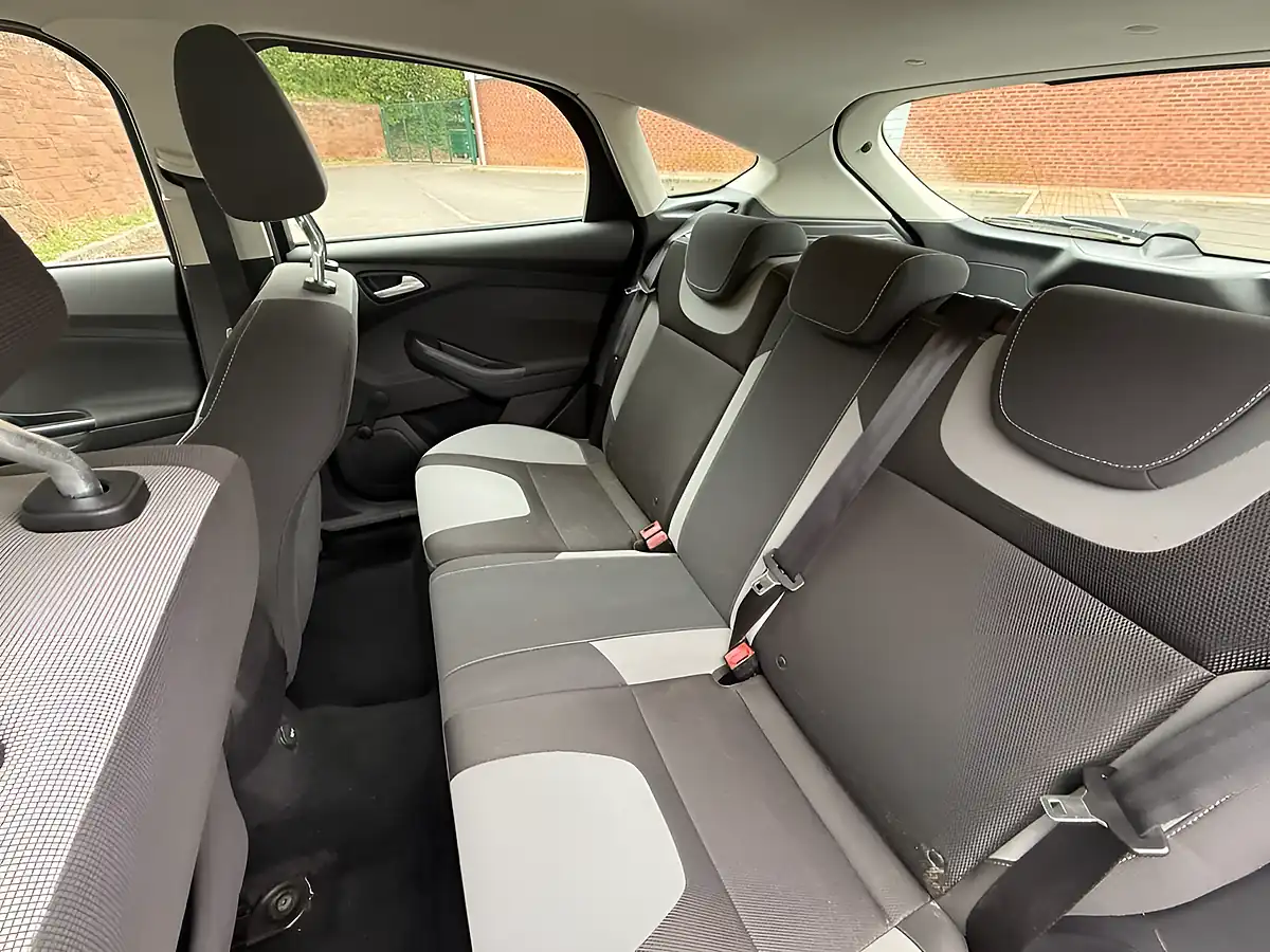Used 2014 Ford Focus Zetec Navigator Deep Impact Blue - Interior and Exterior details 12