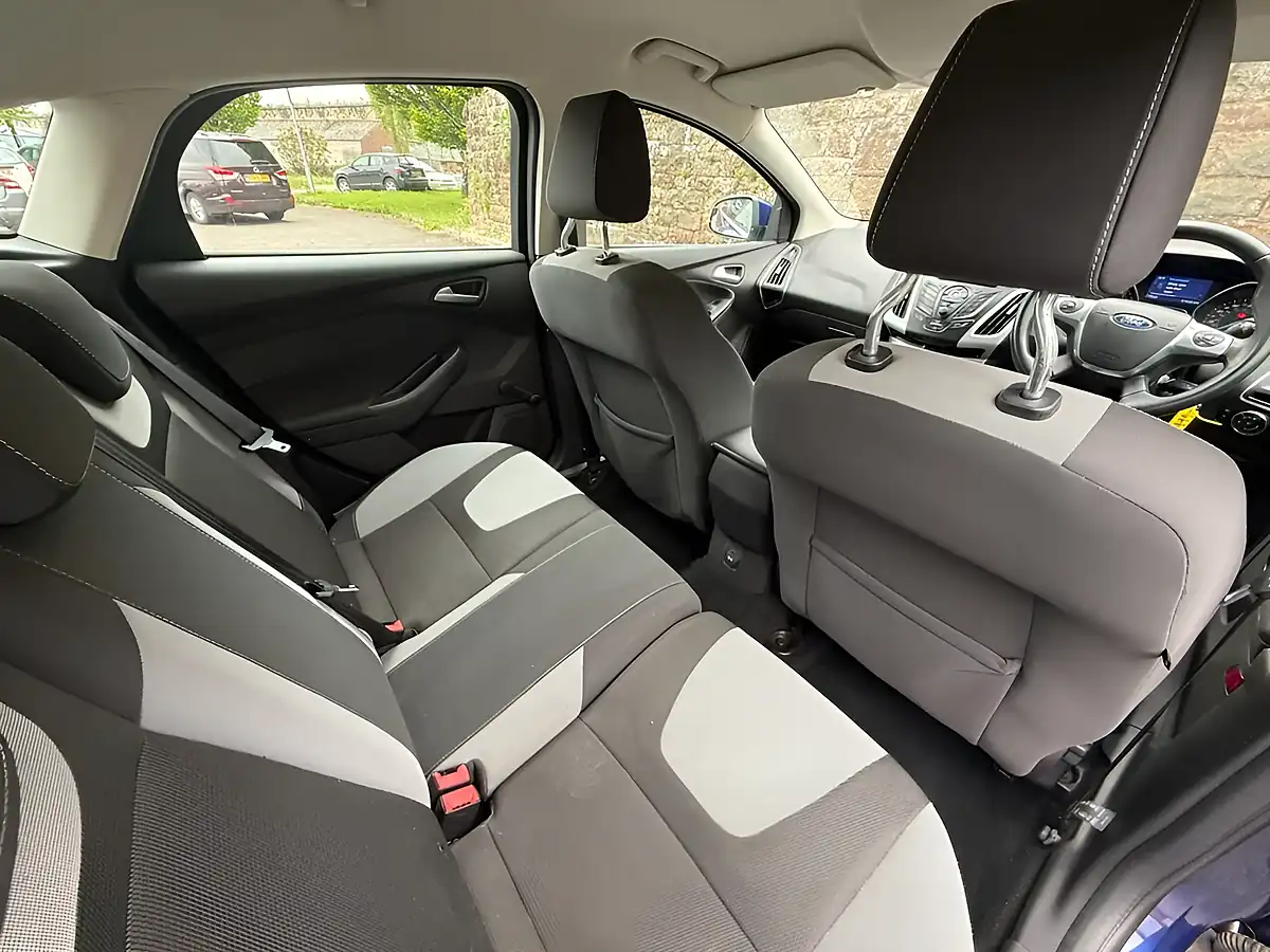 Used 2014 Ford Focus Zetec Navigator Deep Impact Blue - Interior and Exterior details 13
