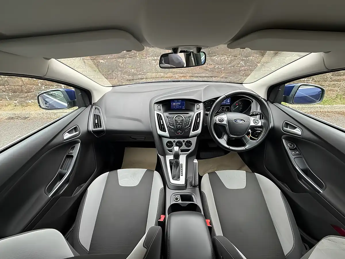 Used 2014 Ford Focus Zetec Navigator Deep Impact Blue - Interior and Exterior details 15