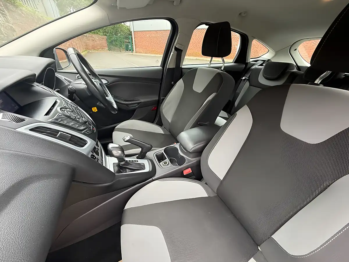 Used 2014 Ford Focus Zetec Navigator Deep Impact Blue - Interior and Exterior details 16