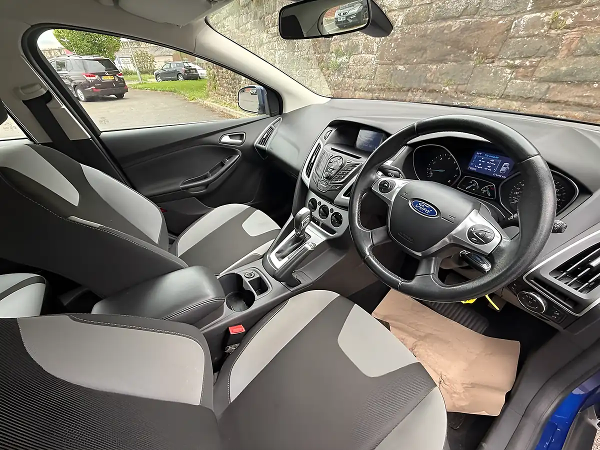 Used 2014 Ford Focus Zetec Navigator Deep Impact Blue - Interior and Exterior details 19