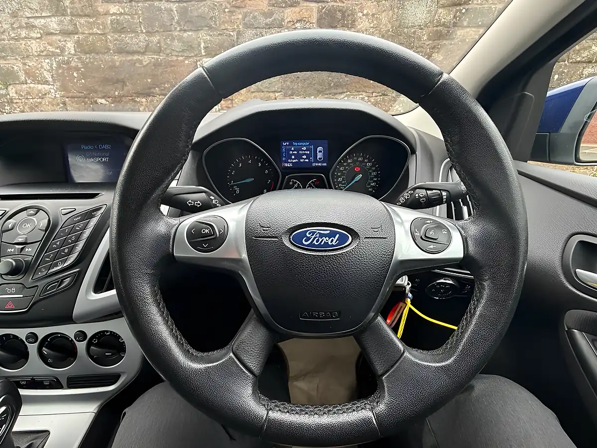 Used 2014 Ford Focus Zetec Navigator Deep Impact Blue - Interior and Exterior details 20