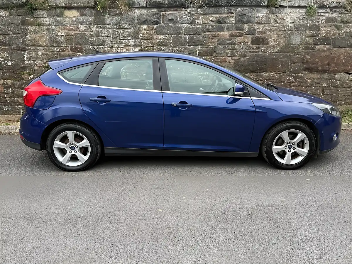Used 2014 Ford Focus Zetec Navigator Deep Impact Blue - Interior and Exterior details 4