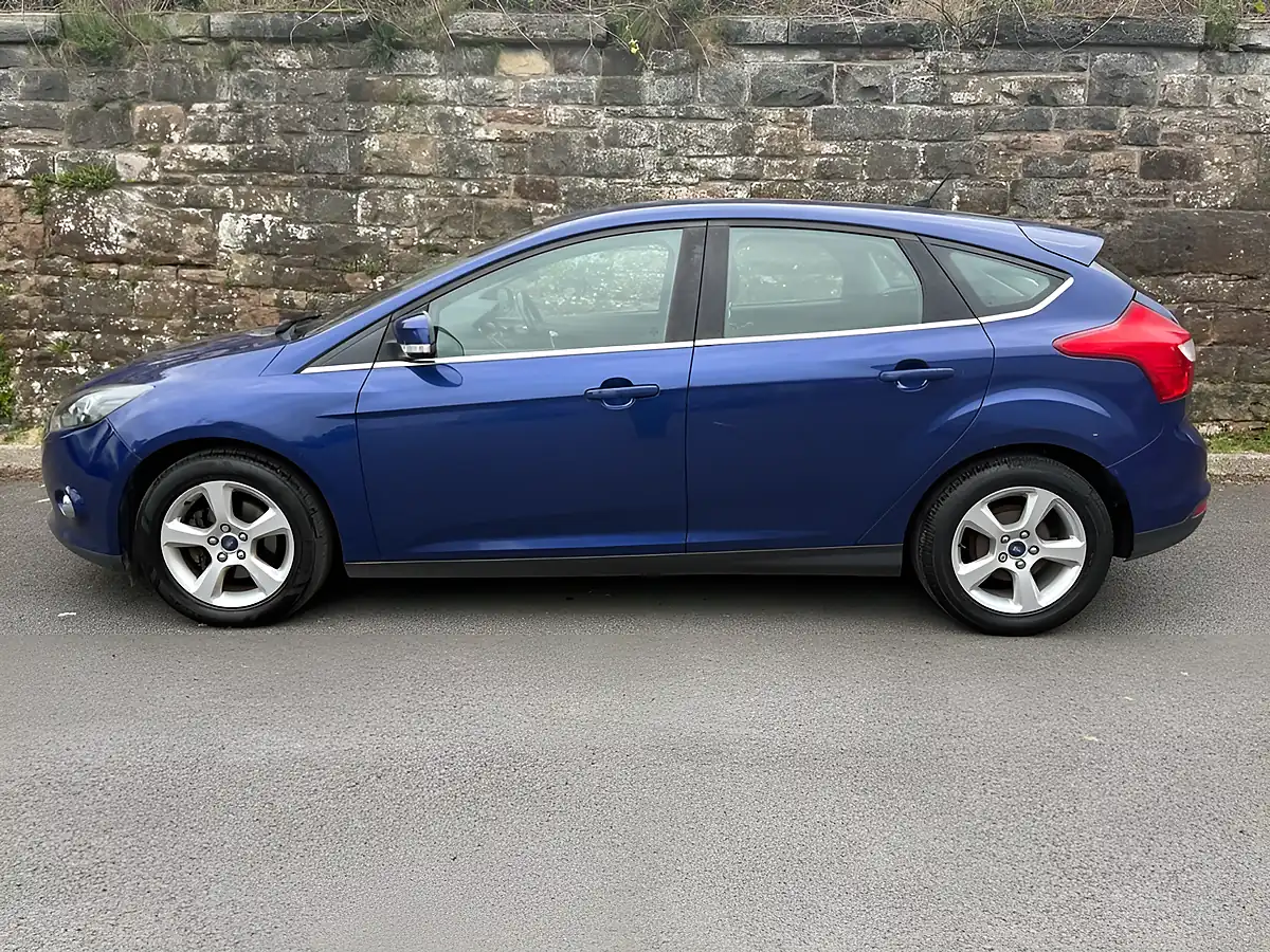 Used 2014 Ford Focus Zetec Navigator Deep Impact Blue - Interior and Exterior details 5
