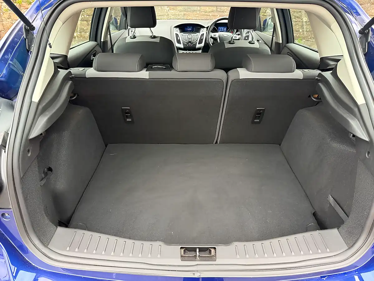 Used 2014 Ford Focus Zetec Navigator Deep Impact Blue - Interior and Exterior details 9
